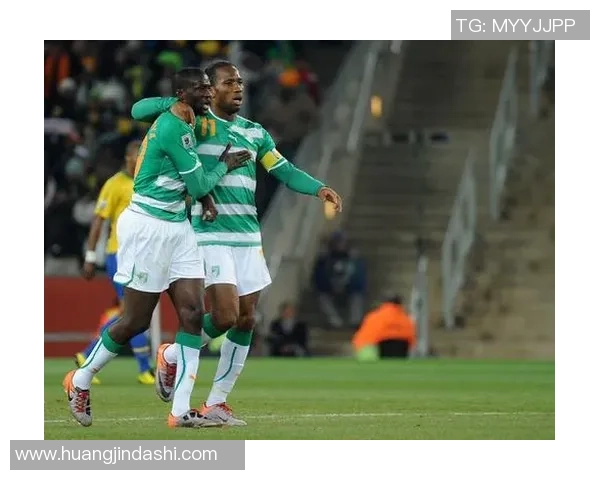 足球巨星身着西服优雅合影 展现运动员魅力与时尚风采